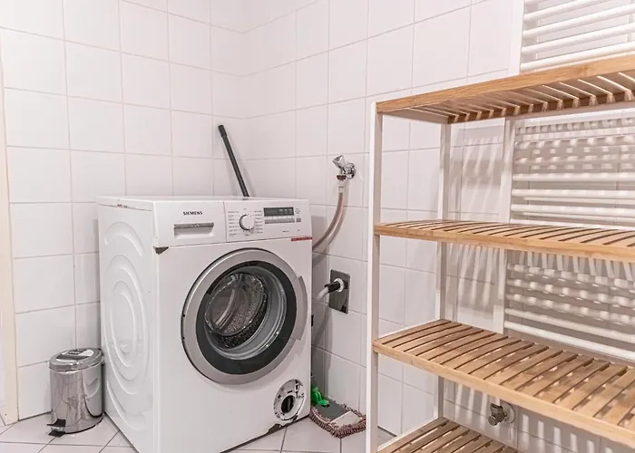 Lovely 3 Private In Shared Near Belvedere Apartment *
