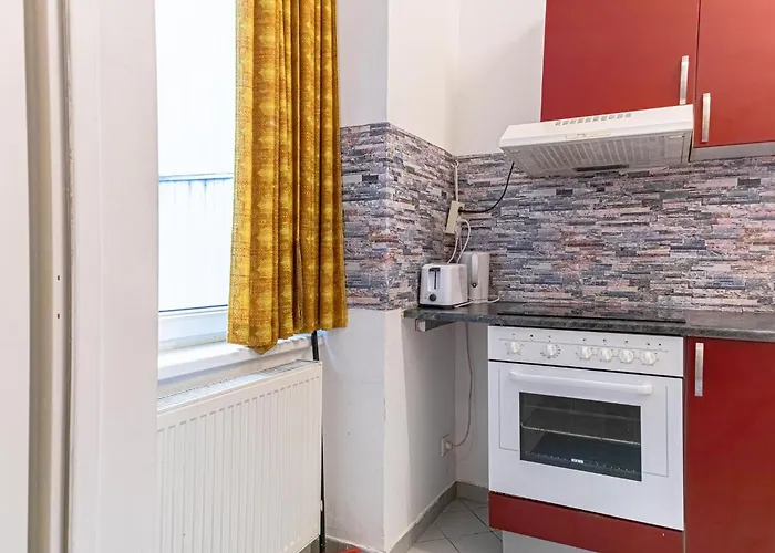 Lovely 3 Private In Shared Near Belvedere Apartment
