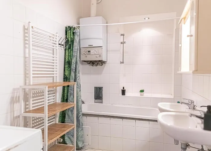 Lovely 3 Private In Shared Near Belvedere Apartment *
