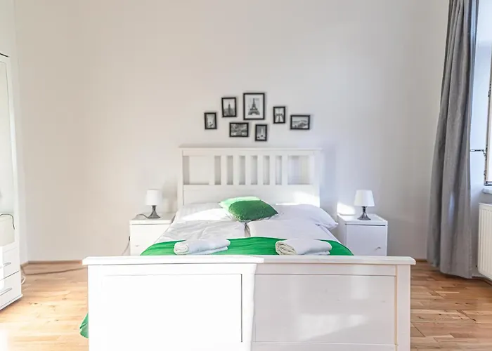 Lovely 3 Private In Shared Near Belvedere Apartment